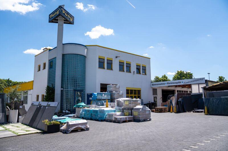 Lagerhof des Pung Fliesen-Centers in Bonn mit Warenannahme, Warenausgabe und palettierter Fliesenware